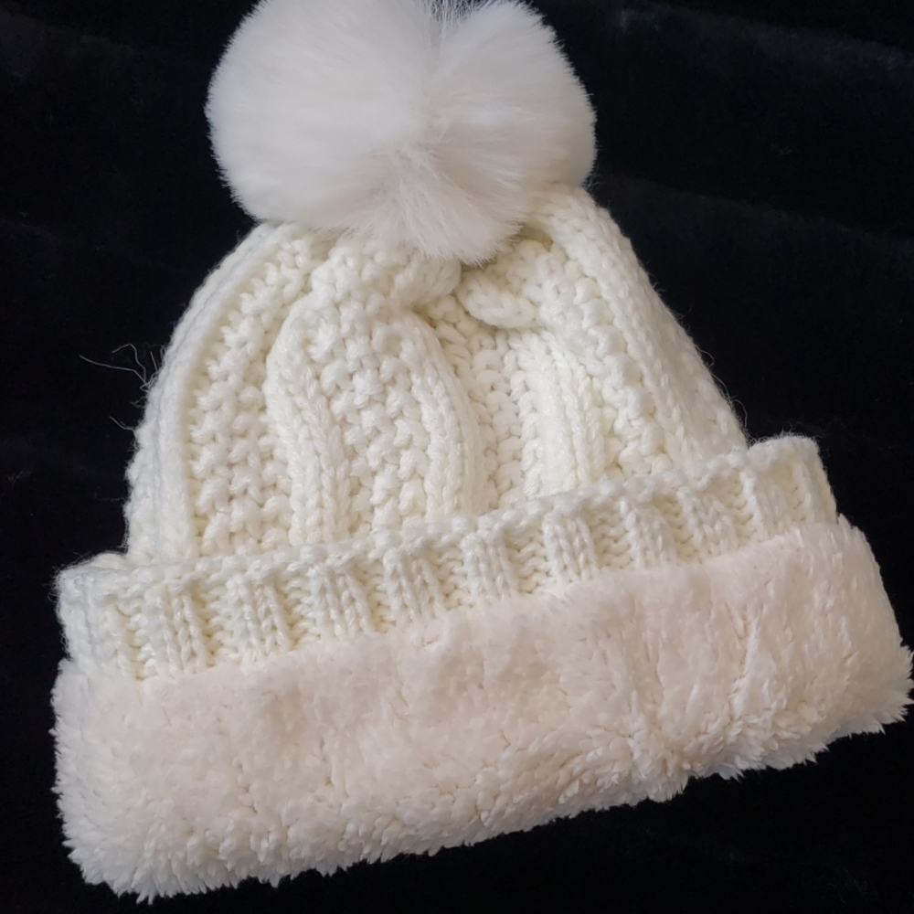 UGG HAT AND INFINITY SCARF, GLOVES SET NEW - Picture 4 of 7